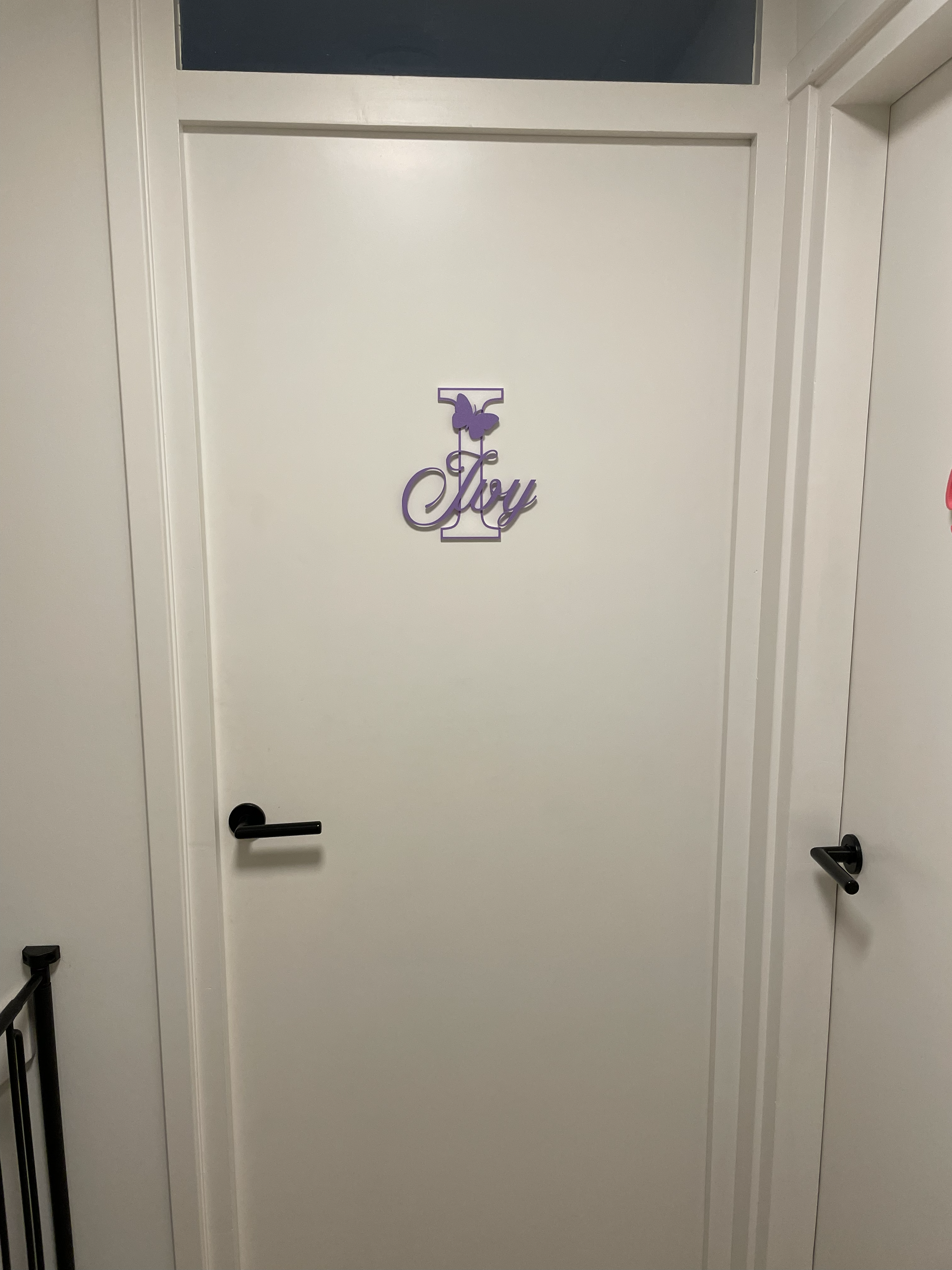 Gepersonaliseerd deur naambordje met hoofdletter